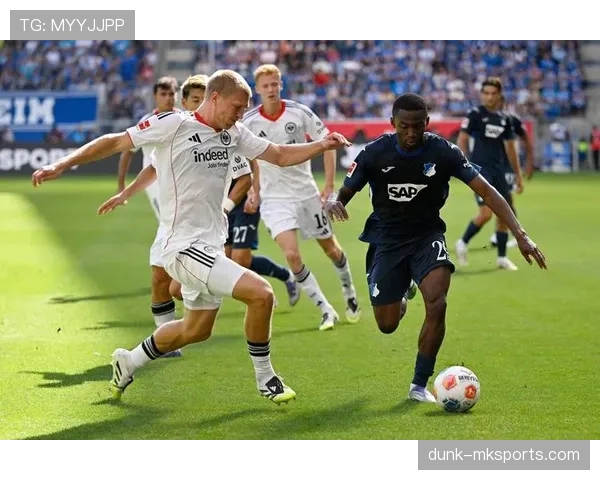 奥格斯堡新战术助力球队再创佳绩,进攻艺术表现稳健 奥格斯堡新战术助力球队再创佳绩,进攻艺术表现稳健