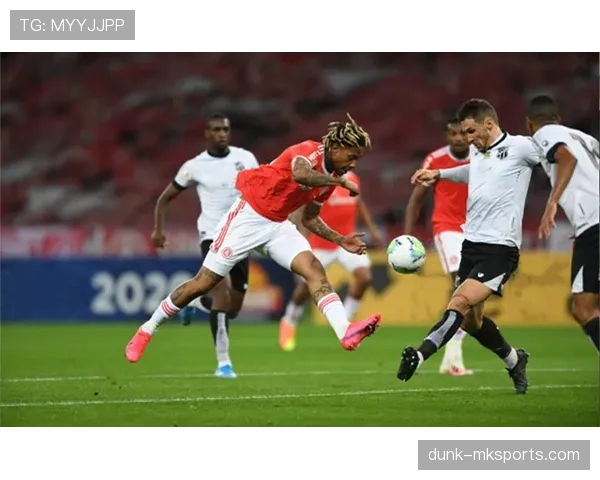 布鲁诺与队友默契配合,助力球队进攻端表现稳健 布鲁诺与队友默契配合,助力球队进攻端表现稳健